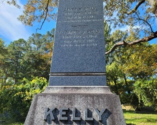 Grave marker of J.W. Kelly and Elizabeth Kelly at Forest Hills Cemetery